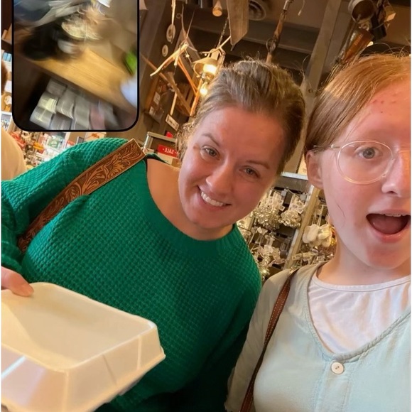 Hi! I’m Krystine! Always looking for bundles to buy! Ladies clothes from xs-xl. - Picture 5 of 11